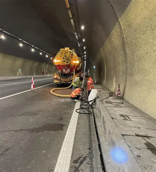 文圣隧道排水渠清淤